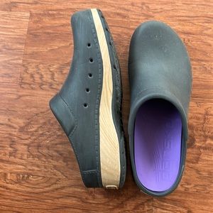 dansko size 39 lightweight clogs